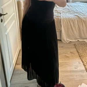 Svart kjol - Säljer min svarta kjol. Väldigt skön och bekväm kjol. Säljer bara då den inte används. Använd fåtal gånger och i mycket bra skick!🤍🤍