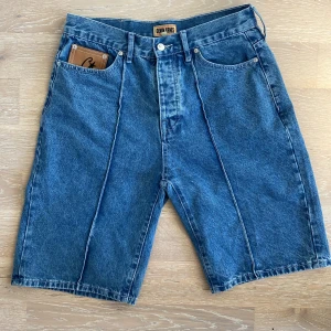 Corteiz Jorts - Riktigt snygga Corteiz Jorts. Perfekt nu till sommaren. Strl. S. Tveka inte vid frågor. Svarar så snabbt jag kan. Inga defekter. Felfri vara med andra ord👍👍👍