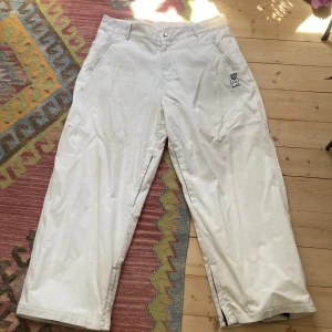 Harlaut Apparel Co. ShitKid Skidbyxor strl. L - Baaaaggy skidbyxor i storlek L. Väl använda som man ser på fläckarna 🥴Men tvättade och impregnerade så gott det går! Lite revor längst ner som det blir av skidåkning men funkar fint! 