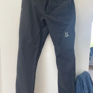 Vandringsbyxa Haglöfs - Ytterst lite använda. Stl 40. Stretch med fickor. 