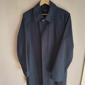 A.P.C ofodrad rock - Jättefin bomullsrock från APC i mac-modell. Otroligt stilren och lätt i marinblå bomull (obs är det röda toner i bilden så är det min kamera som tyvärr inte funkar). Storlek M.  Jättefint skick. Nypris i butik 6000kr.