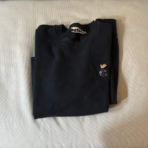 Säljer denna väldigt fina We are labels sweatshirt från kollektionen NSL. Tröjan är knappt använd och sitter som en overshirt tröja Skick:9/10 Nypris: 1300kr