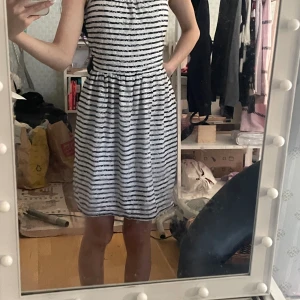 Sommarklänning  - Blå och vit randig sommarklänning, materialet är stretchigt och därmed passar den nog nån storlek större. Den är bara använd en gång och tvättad efteråt. Klänningen är i väldigt bra skick och är väldigt luftig och skön att ha på sig. 