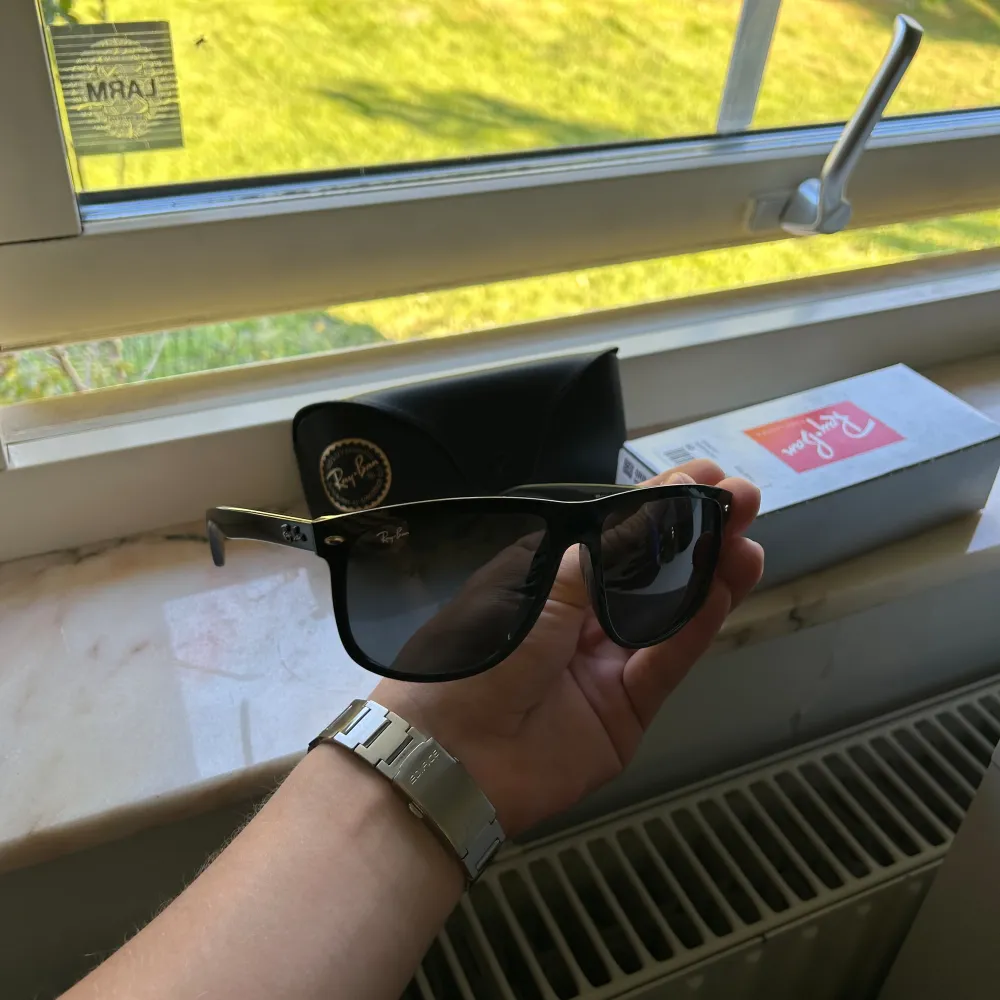 Snygga Ray-Ban Boyfriend solglasögon i väldigt bra skick (avgör själv), nypris 1549kr | Hör av er vid eventuella frågor!. Accessoarer.