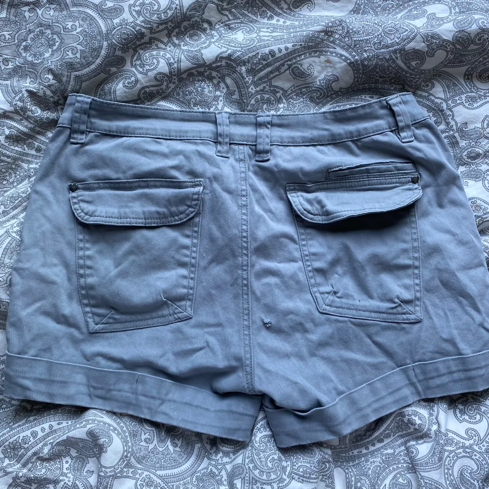 Snygga jeansshorts med snygga detaljer. Finns ett litet hål på rumpan, men märks inte🌟. Shorts.