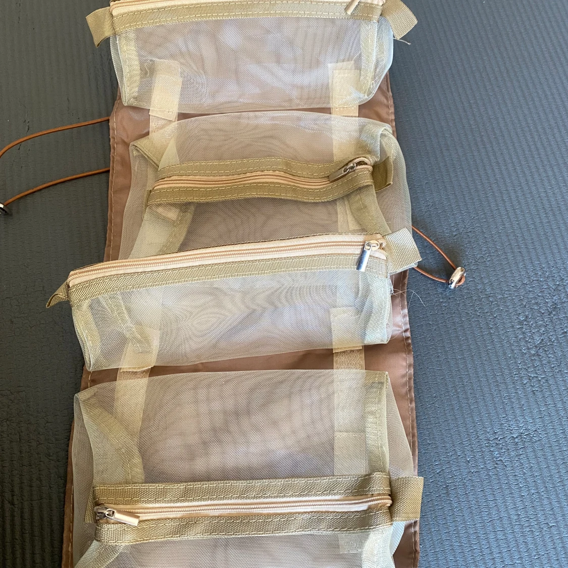 Helt ny makeup bag! Stor volym, tar lite plats - 90