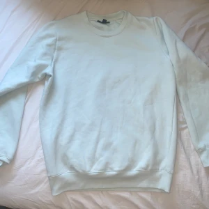 långärmad tröja - en blå sweatshirt som är bekvämt att ha på sig 