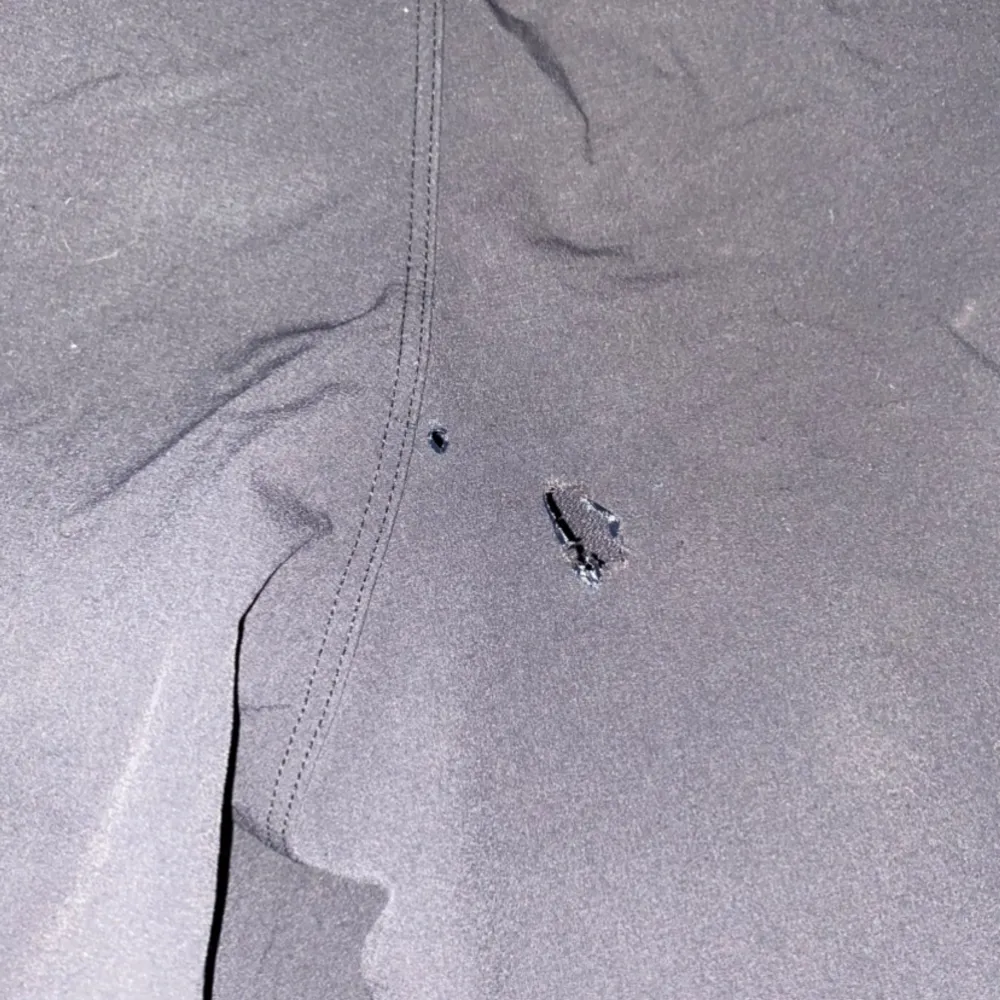 Haglavs byxkor lite trasiga höger fickan är sönder och där bakom är ett litet håll men går sy ihop . Jeans & Byxor.