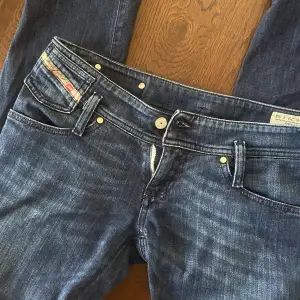 Snygga diesel jeans i nyskick! Otroligt snygga på, men dom är för små för mig. Midja: 38cm, innerbenslängd: 76cm. Total längd: 97cm 💙 Skriv till mig vid frågor eller förhandlingar 
