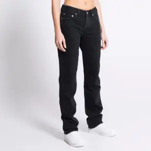 Jag säljer mina svarta Icon jeans från lager 157 när dom inte kommer till användning längre! Dom har inga defekter och är som nya. Bilden är tagen från hemsidan, skriv för mer bilder om de behövs!🩷