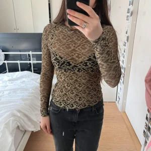 genomskinlig fest topp - svart genomskinlig festtopp med guldiga glittriga detaljer