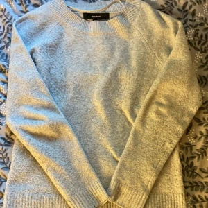 Stickad tröja  - Grå stickad tröja från vero Moda! Lite urtvättad men fortfarande bra skick! 