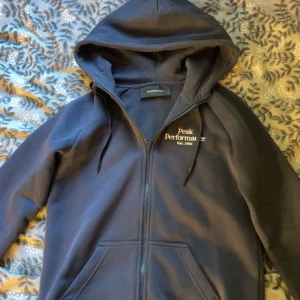 Peak performance tröja  - Mörkblå peak performance tröja i nyskick!! 