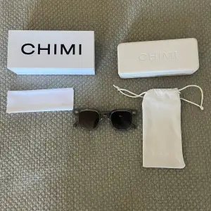 Säljer mina Chimi 04 grey då jag inte använder dem längre för att jag har köpt ett par andra. Solglasögon är i mycket bra skick.