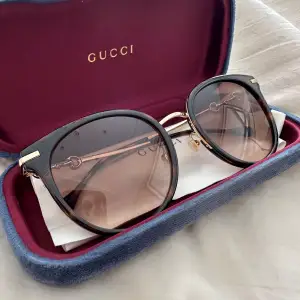 Jätte snygga solglasögon från märket Gucci, dom är äkta så klart och nypris på de ca 3700kr! Har endast testat därefter har dom aldrig kommit till användning mer, absolut inga repor inga skador och helt nyskick! Skriv gärna om du vill flera bilder💗