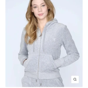 Juciy kofta !!! - Säljer dena super söta gråa juciy koftan som är i helt nytt skick !!!