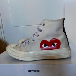 CDG Converse - CDG Converse beige    Väl använda därav flera smutsfläckar. Kontakta mig vid frågor. Pris kan diskuteras. Låda tillkommer.