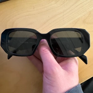 Prada Symbole Glasögon - Säljer dessa väldigt snygga prada glasögon då de inte används längre