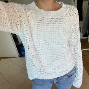 Stickad tröja - Bra skick, vill bara bli av med ! Strl M men sitter oversized på mig som xs/s