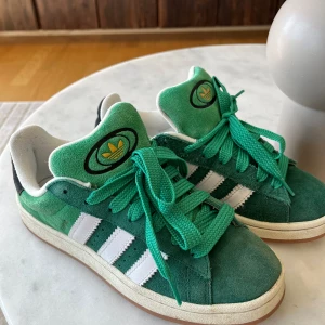 Adidas campus 00s - Gröna adidas campus 00s i storlek 39 1/3. Sparsamt använda, nästintill nya.   Köpta för 1199kr Säljer för 650kr