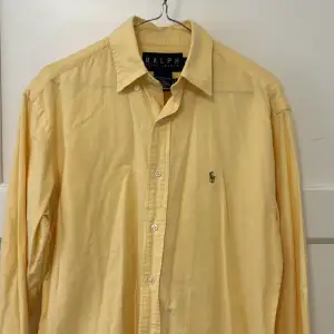 Gul skjorta från Ralph Lauren i storlek US 6. Passar M ungefär. Sparsamt använd och i gott skick. Lite vintage vibe