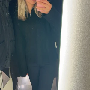 Stickad tröja med dragkedja  - Säljer nu men helt nya och oanvända stickade tröja från Vero Moda med dragkedja. Säljer den för att den aldrig kommit till användning använt den en gång. Jag är 166cm lång och har storlek XS men den skulle också passa en S. Pris kan diskuteras!