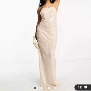 Balklänning - Köpte den här jättefina blaklänningen men den var tyvärr för liten, glömde lämna tillbaka den i tid… Nyskick med alla lappar på💕