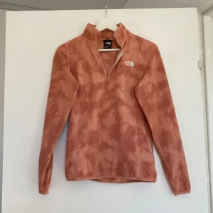 The North Face fleece - Fleecetröja från The North Face i storlek S, har använt denna en gång så den är väldigt fin fortfarande. Super bekväm och stretchig men passar ej mig längre💞