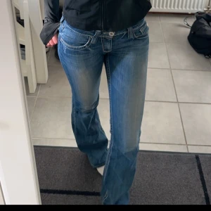 Big star jeans - Säljer mina superfina jeans från big star, då dom tyvärr har blivit för små. Modellen är low rice boot💕Midjemåttet är 80 cm och jag är ca 170 lång💕💕
