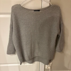 Trekvartsärmad tröja  - Säljer en super in stickad trekvartsärmad tröja. Kommer tyvärr inte till användning för mig. Bra skick. Skriv för fler frågor eller bilder. (köpare står för frakt)💗