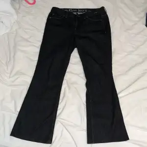 Svarta Calvin Klein lowwaist bootcut jeans. De är gamla och har klippts av lite vid benen så super bra ifall man är lite kortare! De är dock alldeles för stora för mig. 
