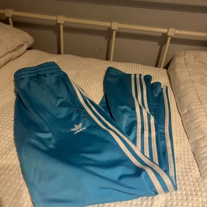 Adidas byxor  - Adidas firebird trackpants. H