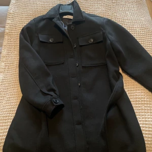 Jacka - Svart jacka st 40 obetydligt använd 