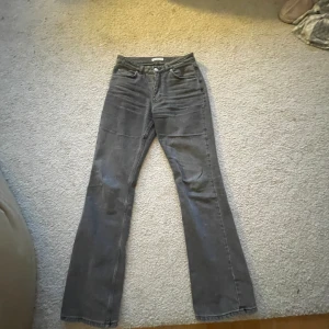 Gråa flare jeans🤍 - De är inte använda råkade beställa fel storlek🤍🤍
