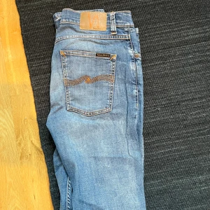 Nudie Jeans - 31/34 i storlek   Till alla er som frågar om bild med jeansen på mm så går inte de då jag säljer de pågrund utav att de är för små, jag har ingen bild med de på, lagt ut de för 200kr då jag vill få sålt de snabbt de är sparsamt använda och ser bra ut
