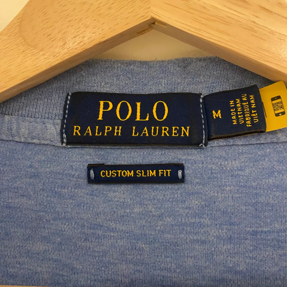 Säljer en skittrendig och somrig Ralph Lauren tröja i ljusblå färg. Storleken är M och den är 9/10 cond ser ny ut. Tröjor & Koftor.