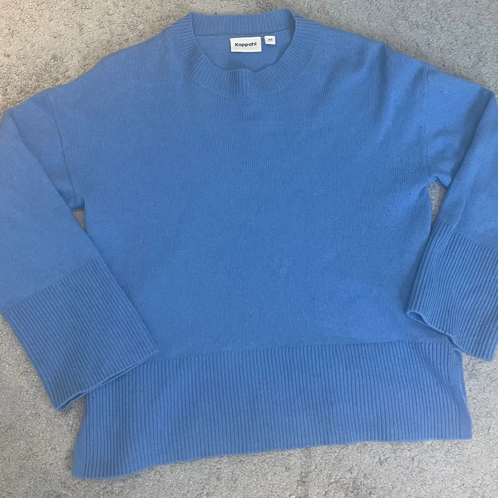 Blå stickad tröja med vida ärmar från Kappahl. Storlek XS. Bra skick använd fåtal gånger. Säljer för 150kr. Stickat.