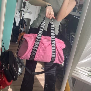 Sportväska/rygga i rosa - Från stadium! Mycket bra skick och får plats med mycket :)