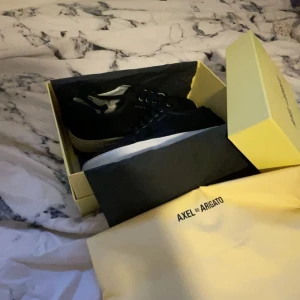 Axel arigato skor - Skorna är bara använda ett fåtal gånger och är som helt nya🤍 Dom är i jättefint skick och är väldigt fina🤍 Nypris: 2399kr 