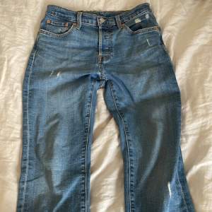 Jeans med slitningsstil. Knappt använda, köpt på NK Göteborg för 1099kr
