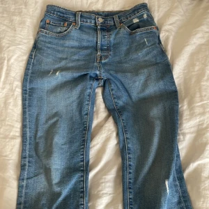 Ripped Levis jeans - Jeans med slitningsstil. Knappt använda, köpt på NK Göteborg för 1099kr