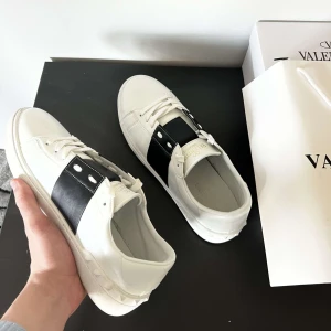 Valentino garavani  - Hej!  Säljer nu mina valentino garavani! Skick [9,5/10] storlek 44, box och dustbag ingår!  Hör av er vid frågor! Skicka gärna prisförslag 🤝🏽