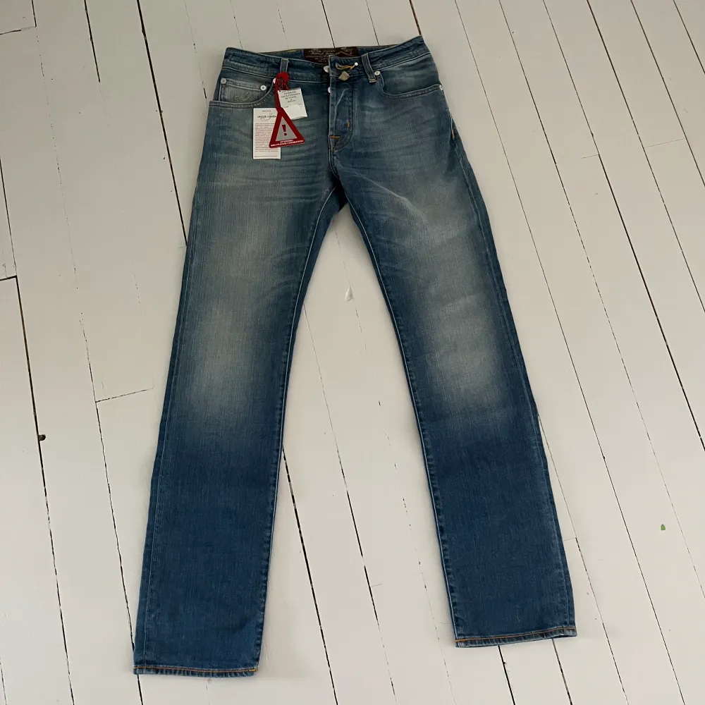 Ett par extremt snygga Jacob cohen jeans i sällsynt färg | splitter nya med alla tags och allt | väldigt långa (ska sys upp enligt conceptet) | nypris ligger på ca: 6000 | modell: 620 comfort |öppen för byten | vid funderingar är det bara att skriva🙌🏼. Jeans & Byxor.