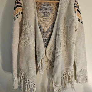 Odd molly kofta !!!Ny!!! - Ny odd molly kofta med fransar längst ner ,den går i beige,svart, ljusrosa och orange/gult som tyvärr legat i skåpet oanvänd alldeles förlänge. Jag har fått inse att den inte passar mig över axlarna. Det är dags att den får ett nytt hem. Nypris 2395 