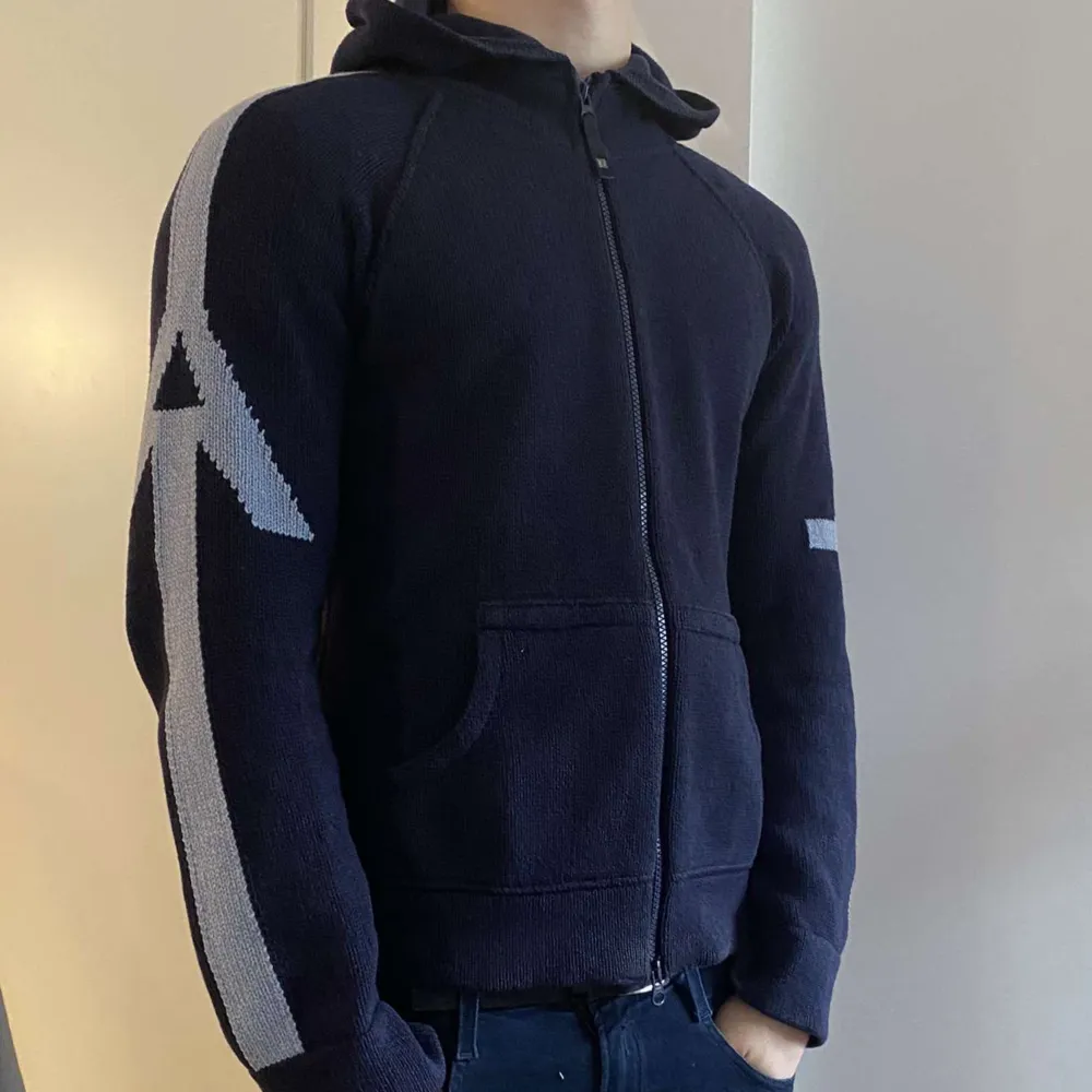 Tjena säljer en stickad Armani hoodie i mycket bra skick✨💥 det är storlek S men passar även M. Hoodies.