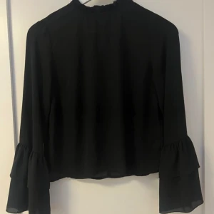 Blus från Gina Tricot  - Blus från Gina Tricot i strl 36, använd fåtalet gånger och är i fint skick.
