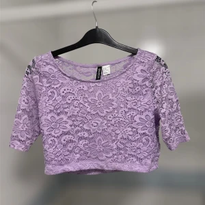 Magtröja  - En crop top från H&M i storlek M! Jättefin lila färg och fin rygg med bara spets som man kan se på bilden!