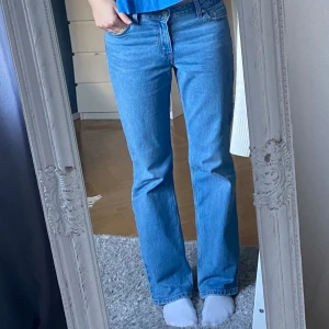 Levis lågmidjade bootcut jeans - Lågmidjade bootcut från levi’s. Knappt använda med nypris på 1195kr. Storlek 29, passar M/L