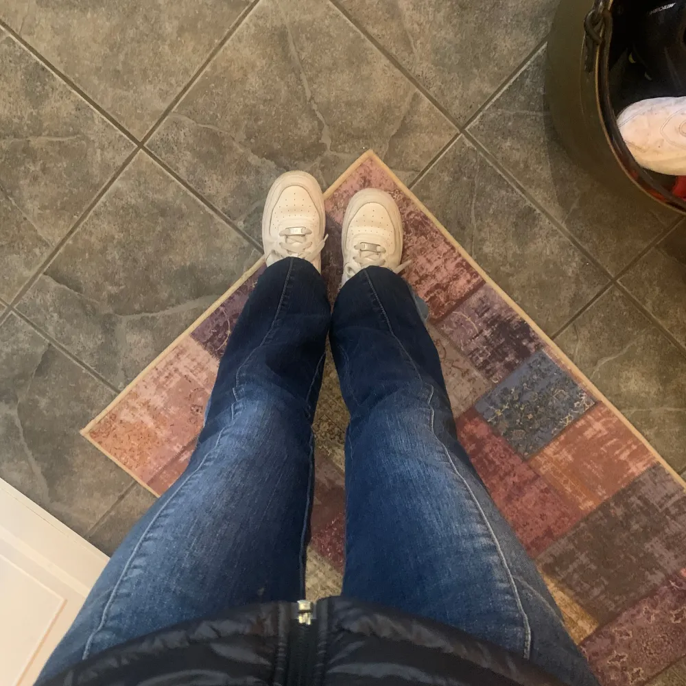 Säljer ett par jeans som jag har sytt upp och sytt till bootcut! Jag har även klippt in ett snöre i midjan så att man kan spänna (skriv för bilder p de). Eftersom jag har ändrat jeansen stämmer nog nt storleken men för att jämföra är jag ca 157cm! ❤️❤️. Jeans & Byxor.