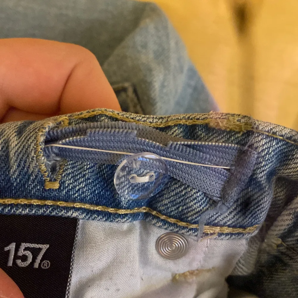 Säljer mina jeans då dom inte passar. Dom är från lager 157 och är lite lågmidjade, är i storlek 150, och är ändringsbara i midjan, på ena sidan av jeansen är ändrings grejen trasig som ni ser på bilden. Men jeansen är i jätte bra skick.. Jeans & Byxor.